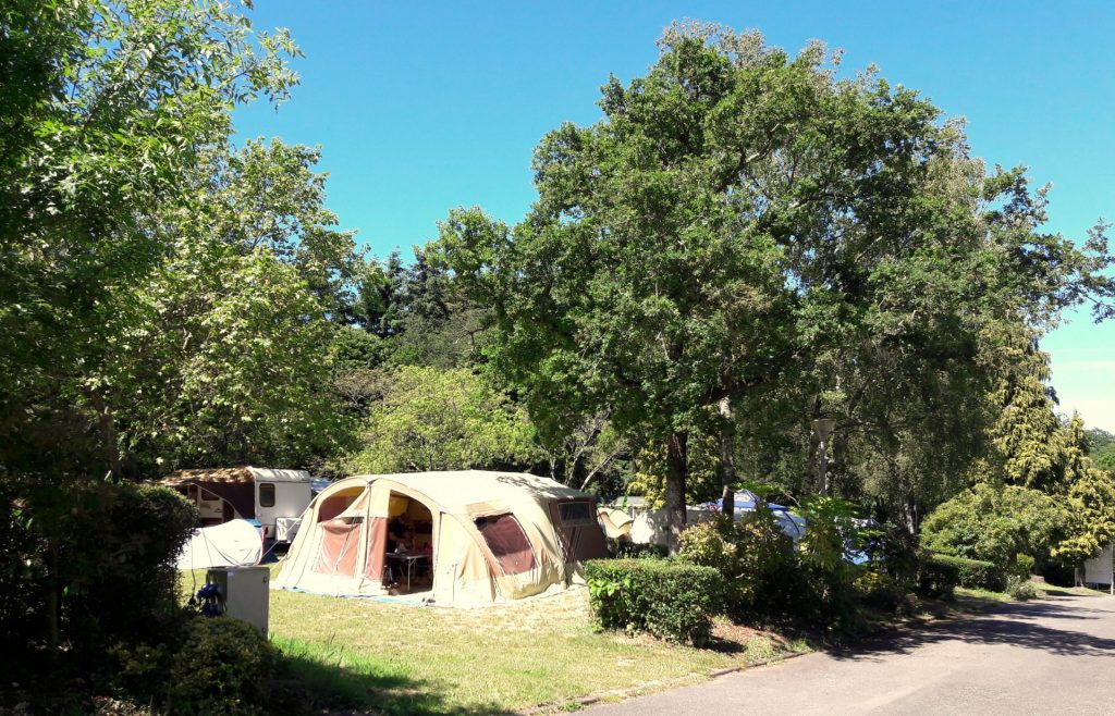 Camping Lac De Savenay : Page Emplacement Emplacement Camping Ombragé (3)