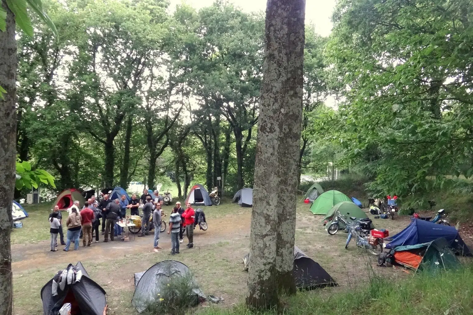rassemblement personnes tentes