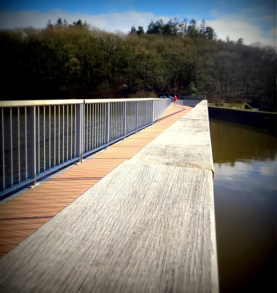ponton flottant le long du barrage